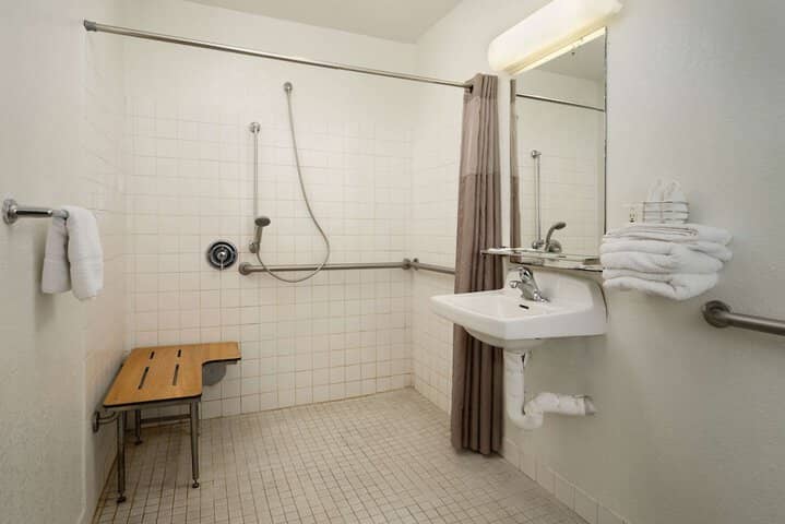 Room 32 of 46
