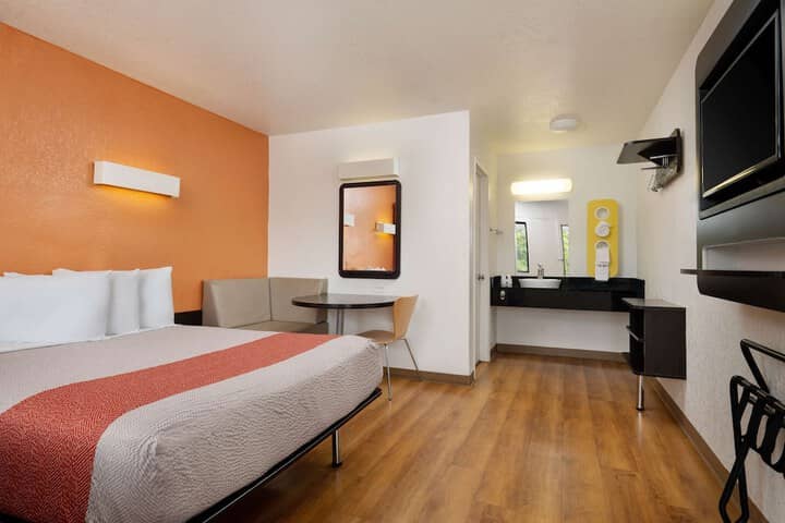 Room 17 of 46
